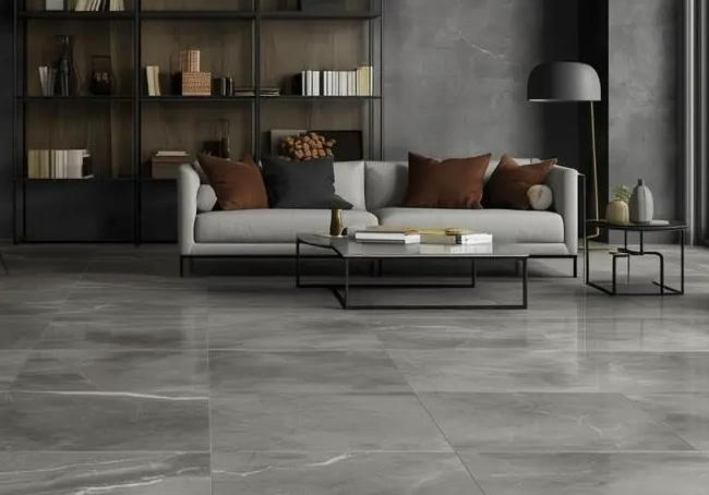 Modern Wohnzimmer mit großformatigen grauen Fliesen und hochwertiger Fliesenkleber-Verlegung
